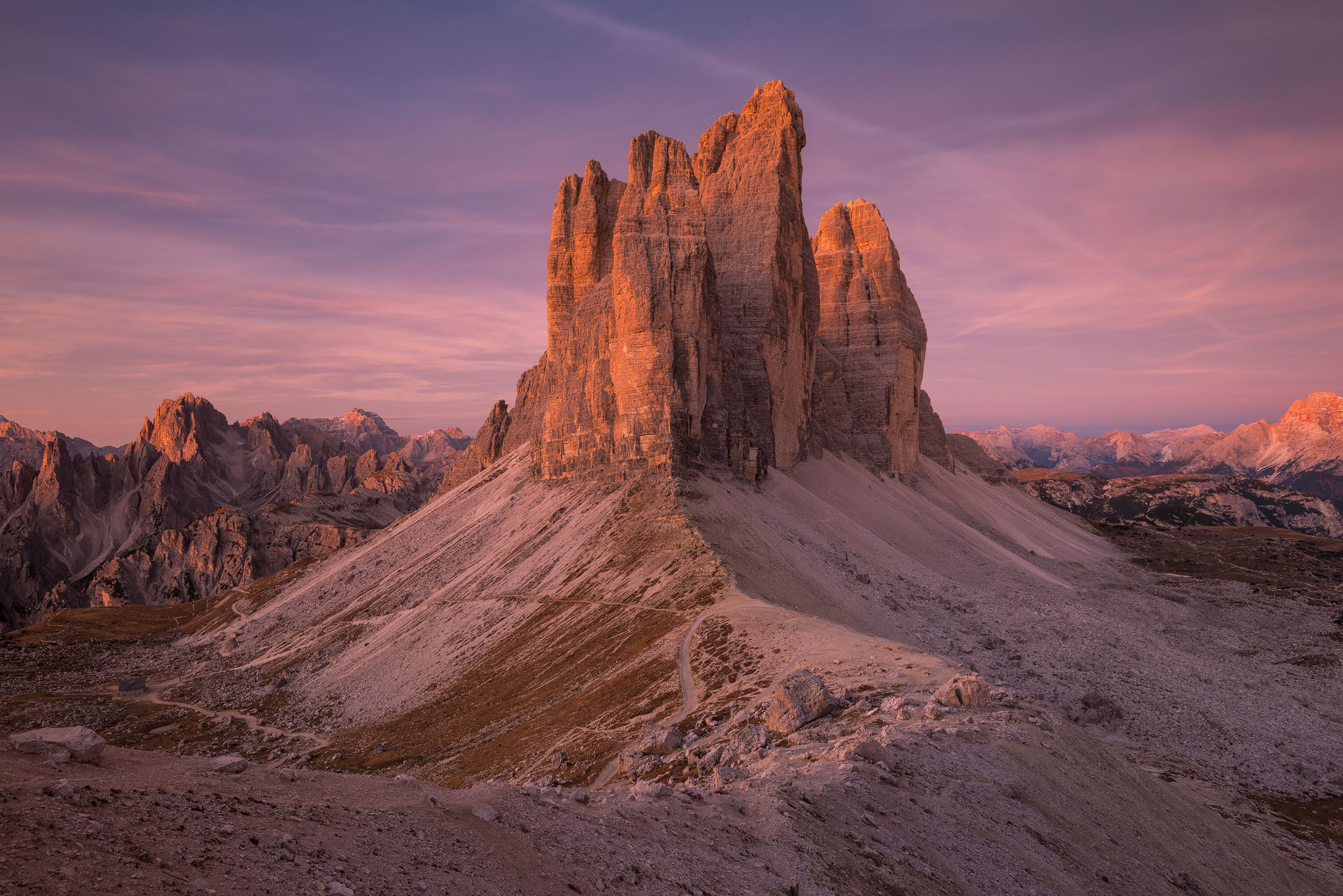 L'enrosadira sulle Tre Cime di Lavaredo, il fenomeno per cui le Dolomiti si colorano di tinte rossastre (BL)
